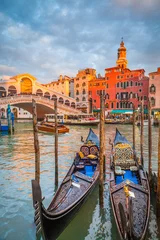 Fototapete Rialtobrücke Canal Grande mit Gondeln und Rialtobrücke bei Sonnenuntergang, Venedig, Italien