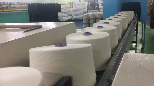 Yarn spinning production line, textile production line, finished white yarn rolls into pre-packaged packing process.