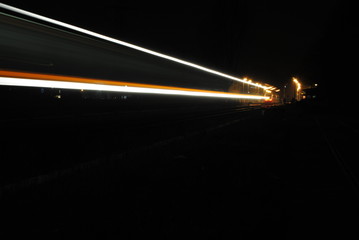 Bahnstrecke mit Zug in der Nacht