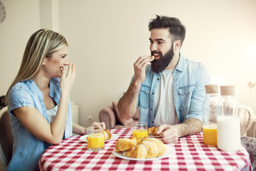 Obraz na płótnie Canvas Couple having breakfast