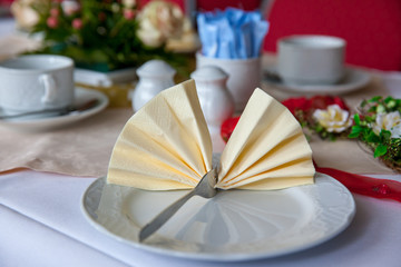 eingedeckter Kaffee Tisch