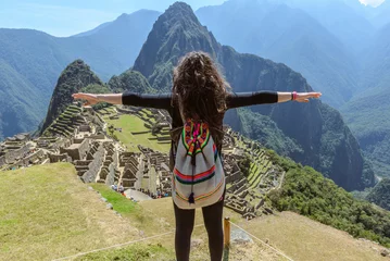 Crédence de cuisine en verre imprimé Machu Picchu Woman looking at Machu Picchu, Peru