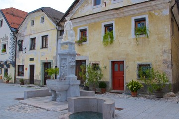 Fototapeta na wymiar Town square in medieval old town of Radovljica in Slovenia
