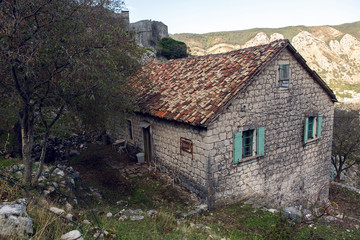 Fototapeta na wymiar old stone house in the mountains