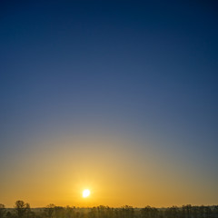 Wunderschöner Sonnenaufgang mit Freiraum für Text