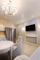 Столовая зона с телевизором и диваном - светлый, легкий интерьер