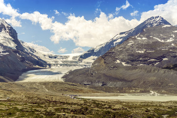 Fototapeta na wymiar Columbia Icefield and Sunwapta Lake in Jasper National Park, Alberta, Canada