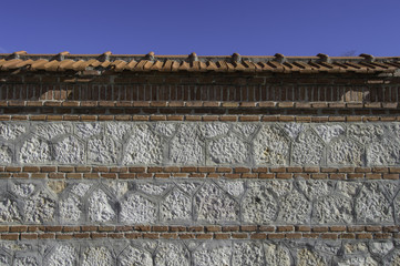 Muro de ladrillo y cemento.