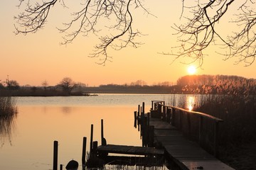 idyllischer Sonnenuntergang am See im Winter