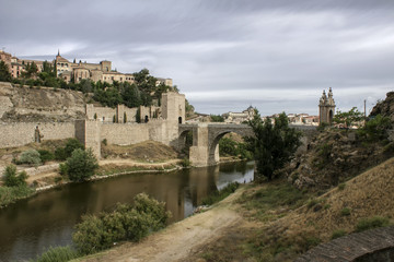 Fototapeta na wymiar ciudad monumental de Toledo, España