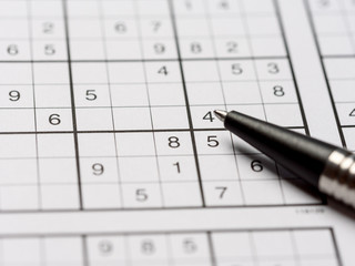 Leeres Sudoku Rätsel mit Kugelschreiber