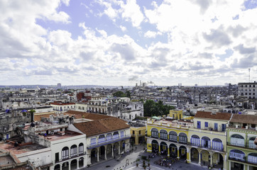 Fototapeta premium Plaza Vieja in der Altstadt Havannas, Kuba 