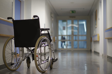 Fototapeta na wymiar Rollstuhl in einem Krankenhaus-Flur