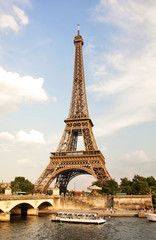 Fototapeta na wymiar Eyfel kulesi, bulutlu gökyüzü, Paris, Fransa