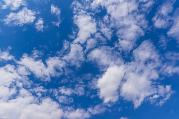 Obraz premium Beautiful blue sky with rare white clouds