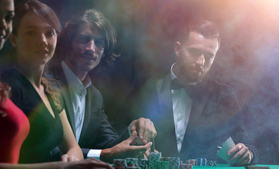 Fototapeta premium Men and woman talking at craps game in casino