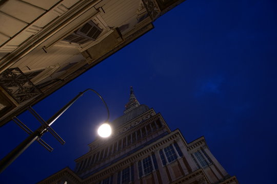 Mole Antonelliana in Turin bei Nacht
