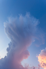 Fototapeta na wymiar sun set highlights the clouds