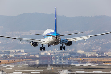 Obraz premium 飛行機と滑走路