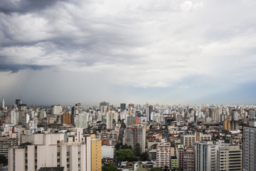 Fototapeta premium Chuva chegando ao centro de São Paulo