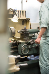 町工場で働く人々