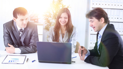 Obraz premium business team discusses work plan