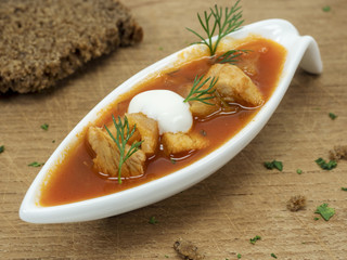 Borscht mit Fleisch und Brot