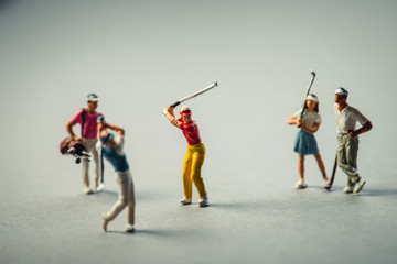 ミニチュアのゴルファー