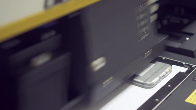 Printing head creates colorful image on cellphone case
