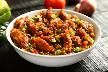 Fried chicken with fresh vegetables and herbs.