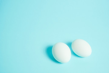 Fototapeta na wymiar egg シンプル素材　卵　水色背景