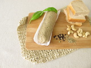 Selbst gemachte vegane Leberwurst aus Ceshewnüssen mit Pfeffer und Rosmarin