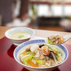 お気に入りの店で食べる中華丼