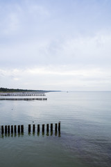 Fototapeta premium Buhnen an der Küste, Zingst, Fischland-Darß-Zingst, Mecklenburg-Vorpommern, Deutschland, Europa