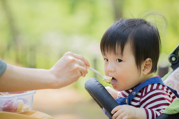 Fototapeta premium 離乳食を食べる赤ちゃん