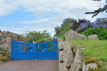 Joli portail bleu de Bretagne