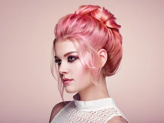 Foto op Plexiglas Blond meisje met elegant en glanzend kapsel. Mooie Modelvrouw met Krullend Kapsel. Verzorging en schoonheid Haarproducten. Perfecte make-up © Oleg Gekman