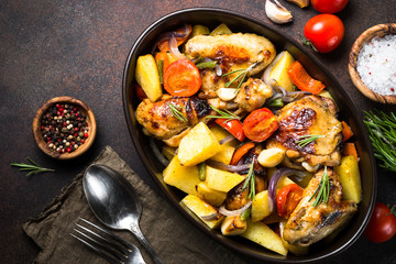 Chicken baked with vegetables.