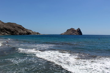Fototapeta na wymiar Pequeña isla junto a la costa de Águilas, en Murcia, España.