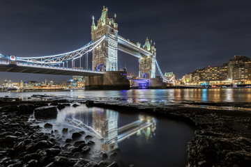 Die Tower Bridge in London am Abend mit Reflektionen in der Themse