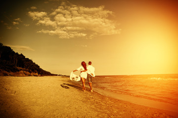 Fototapeta premium Two lovers on beach and sunset time 