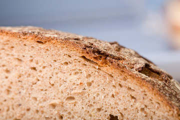 Detailaufnahme eines angeschnittenen Brotes mit Kruste
