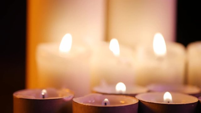 conjunto de velas encendidas para decoraci&oacute;n