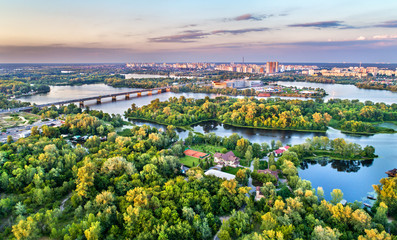 Luftaufnahme der Insel Trukhaniv am Dnjepr in Kiew, Ukraine