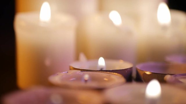 conjunto de velas encendidas para decoraci&oacute;n