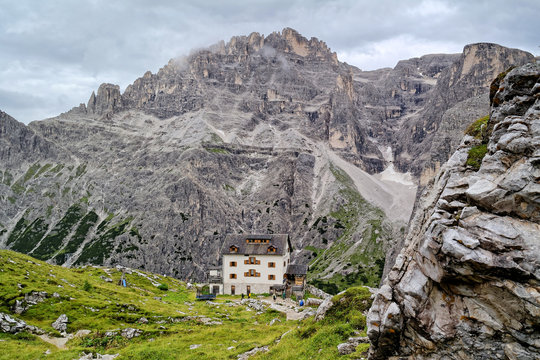 Elferkofel mit Bergh&uuml;tte, Gipfel der Sextener Dolomiten im Nebel, Pustertal, S&uuml;dtirol, Italien