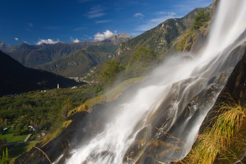 Fototapeta na wymiar Wasserfall von Acquafraggia im Bergell, Borgonuovo, chiavenna