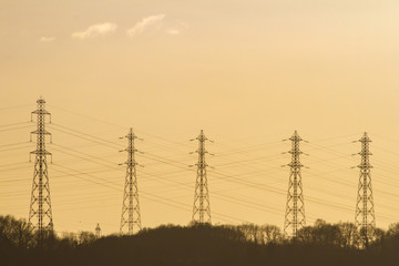 Pylônes de ligne à haute tension de la centrale thermique de Porcheville (Yvelines)