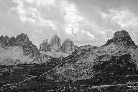 Fototapeta Die berühmten Drei Zinnen in den Sextener Dolomiten in Schwarz-Weiß mit einer Berghuette, Pustertal, Südtirol, Italien