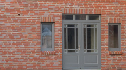 Haustür eines Hauses in grau